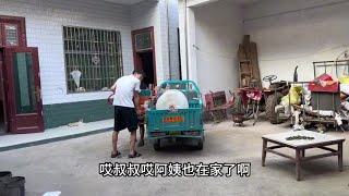 我去小贤家做客，叔叔阿姨笑的合不拢嘴，橘子一番话阿姨更是高兴