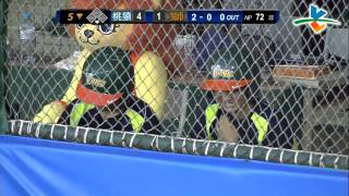 20130608 CPBL 猿 V.S 獅 5下 美麗的球僮可以提升主審士氣！？