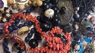 Big part of the $300 vintage mixed jewelry lot. Gran parte lote de $300 de joyeria mixta vintage.