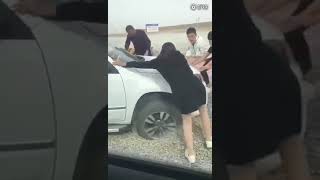 穿裙子的女生别推车