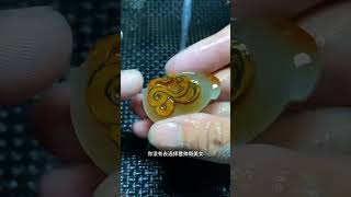 用了27个小时制作的吊坠，朋友们，喜欢吗？ 纯手工雕刻 俏色巧雕 玉石魅力 手艺人 手工