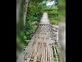 Ngeri! Menaiki jembatan gantung dari bambu bikin lutut lemas 😱