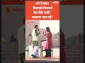 neha singh rathore सवालों से परेशान होकर मंच छोड़ भागीं