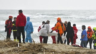 Migranti: decine di morti sulla spiaggia di Cutro, anche un neonato