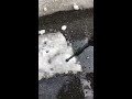 凍った雪を簡単に雪かきをする方法