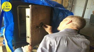 Locksmith Cracks Open An Old Safe And Uncovers Literal Treasure Inside
