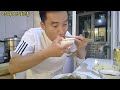 摆摊卖200多块钱春饼，回家吃三个菜配米饭，再来灌啤酒，真好吃