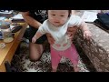 軽快に踊り歩く赤ちゃん👶　　　　　　　　　　baby dancing and walking lightly