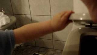 A WC papírt a WC-be