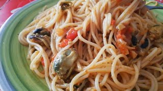 Sabrosos espaguetis con choritos en conserva.