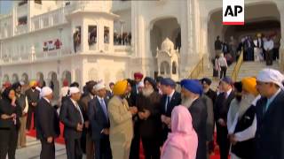 Cameron tours Golden Temple,the holiest site in the Sikh religion