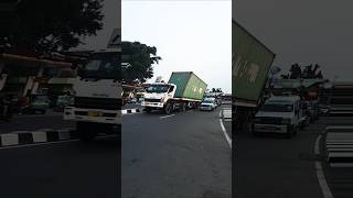 Ketika truk kontainer menari #shortvideo