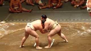 新横綱鶴竜と大関稀勢の里の申し合い（2014年4月29日　公開稽古総見　Keiko-Soken in Kokugikan)