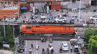 The train passes the No. 4 crossing of the Pingmei Railway-位于二矿门前的平煤4号道口，火车驶过之后人流如织