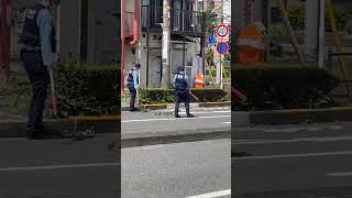 警察のカルガモ誘導