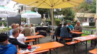 Dem Land Tirol die Treue, Turboreini Oktoberfest Atrium mit Midi-Bass-Gitarre