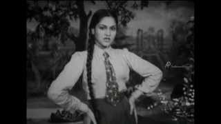 Vazhkai - Vyjayanthimala pretends as Man