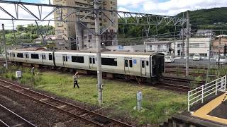 817系電車が鹿児島本線の川内駅を発車