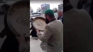 أحد المجاذيب في تركيا يمدح في الطريق