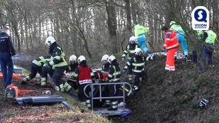 Auto door gladheid in de sloot in Maashees