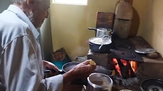 Genésio e Angelo português veio almoçar uma galinha caipira no fogão a lenha 🙏🏽 acompanha nois aí 🙌🏽