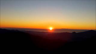 明神山から朝の富士山と相模湾からの日の出