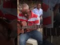 a eso le llamo tocar y cantar con estilo.