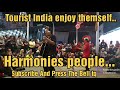 Satu famili pelancong India enjoy sangat di Sentuhan Buskers...