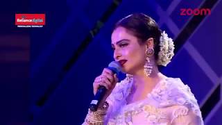 Rekha standing ovation for Amitabh Bachan at  the Filmfare Style And Glamour Award 2017