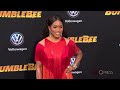 Hailee Steinfeld y Angela Bassett estilos opuestos en premiere de Bumblebee