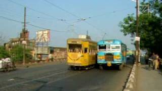 インド・コルカタの路線バスと路面電車