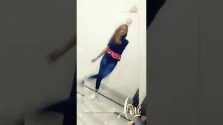 Dance cover whiskey di bottle