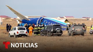 El avión que cayó en Kazajistán pudo haber sido derribado, según expertos | Noticias Telemundo