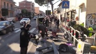 Roma, fiori e lacrime sul luogo dell'incidente. Un testimone: «L’auto ha colpito prima il palo e...