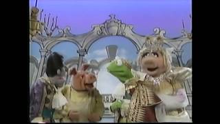 Muppet Songs: Kermit and Miss Piggy - Gotta Get That Name