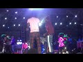 wally seck offre ses habits à un fans à thies en plein show moment émouvant