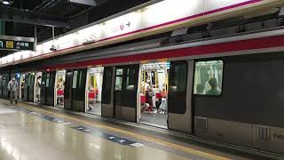 (快成歷史嘅兩台同步) MTR EAL 及 WRL 列車先後同時駛離紅磡站1台及2台