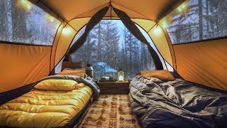 Acampamento aconchegante na floresta com som de chuva forte na barraca com trovão para dormir bem