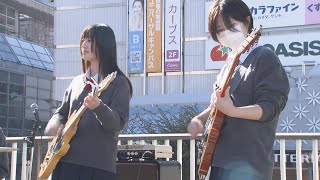 20241109_JR草津駅で軽音楽クラブの生徒が演奏