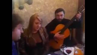 აი რას აკეთებდა შოთო სიხარულიძე და როგორ ამხნევებდა ემიგრანტებს დატკბებით ამ ლამაზი კონცერტით....