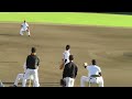 山本にスローイングの見本を見せる井端