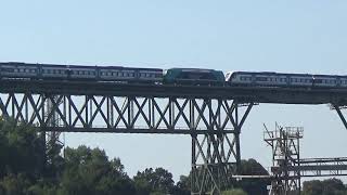 Diesel-Lokomotiven BR 218 und BR 245 über die Hochdonner Eisenbahnhochbrücke mit Schiffsverkehr