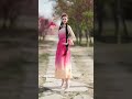 This beautiful Xinjiang girl shows us a beautiful dance! Come and enjoy it!