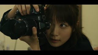 深川麻衣、“遺影写真”カメラマンに　主題歌は安田レイが担当　映画『おもいで写眞』予告映像