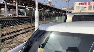 茨木駅を発車した321系普通を追いかける223系+225系新快速。