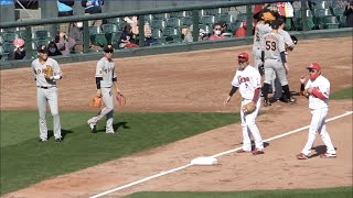 シートノック中の堂林翔太に声をかける坂本勇人