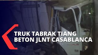 Truk Pengangkut Bata Hebel Tabrak Tiang Beton JLNT Casablanca