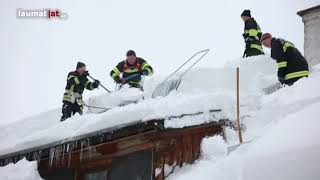 Riesige Schneemassen werden nach wie vor im Akkord von den Dächern geräumt