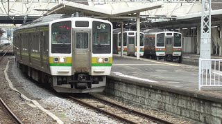 高崎駅を発車していく上越線 水上行き 211系 電車 3000番台 A28編成 矢絣色(JR東日本 高崎車両センター 所属)　JR高崎駅　2023年7月19日 撮影