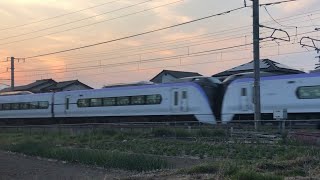 夕暮れの中央本線を130km/hで通過する特急あずさE353系